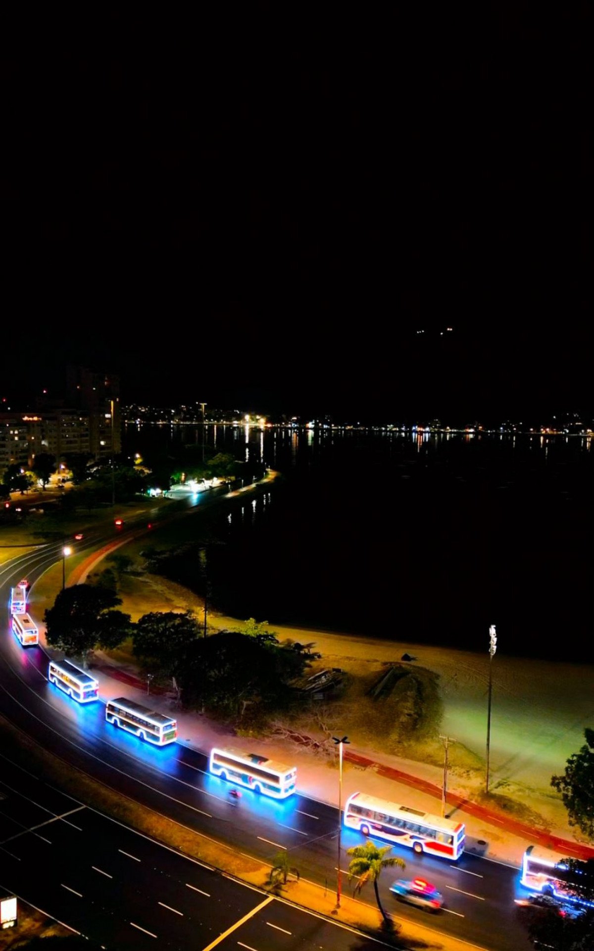 Caravana de Natal com ônibus iluminados percorre bairros do Rio