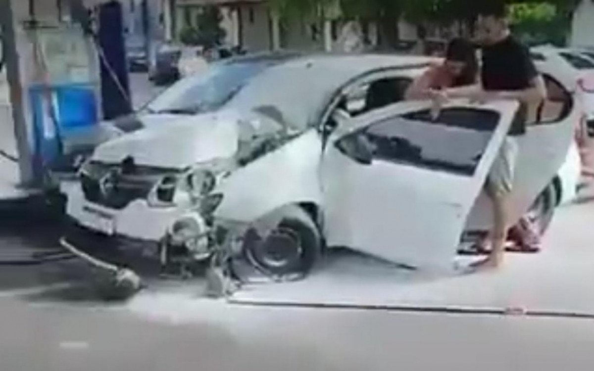 Carro desgovernado atinge posto de gasolina na Baixada
