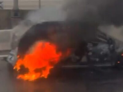 Carro pega fogo na BR-101 e causa congestionamento em Niterói - Vídeo