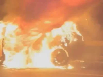 Carro pega fogo na Ponte Rio-Niterói e interdita faixa - Vídeo