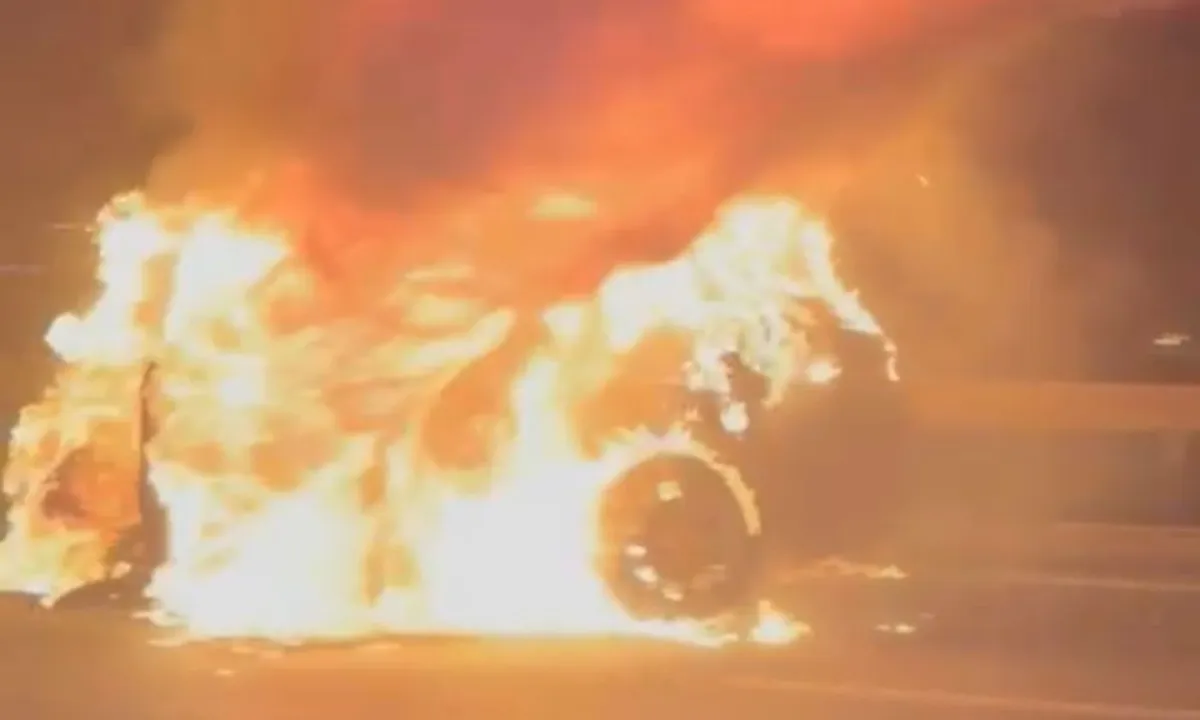Carro pega fogo na Ponte Rio-Niterói e interdita faixa - Vídeo