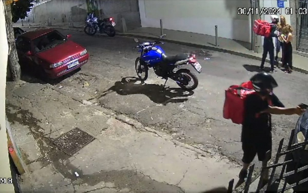 Casal é assaltado por criminosos disfarçados de entregadores - Vídeo