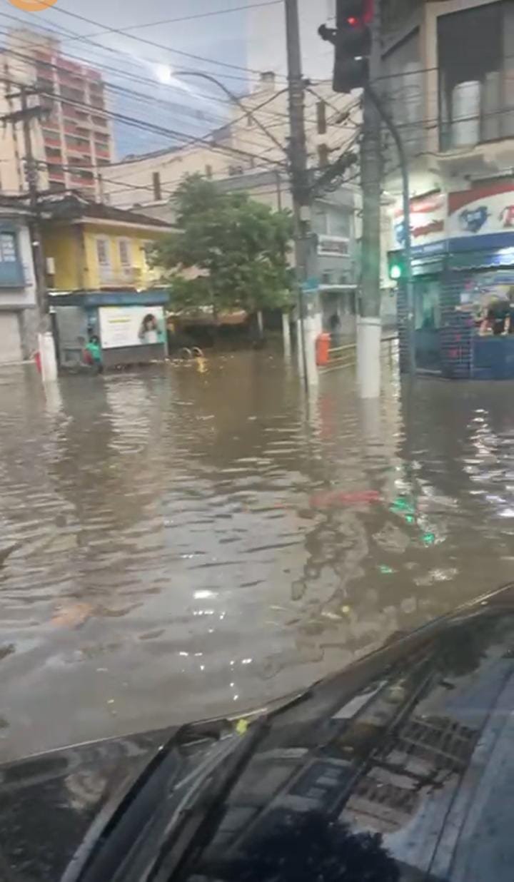 Chuva forte causa alagamentos e transtornos em Niterói - Vídeos