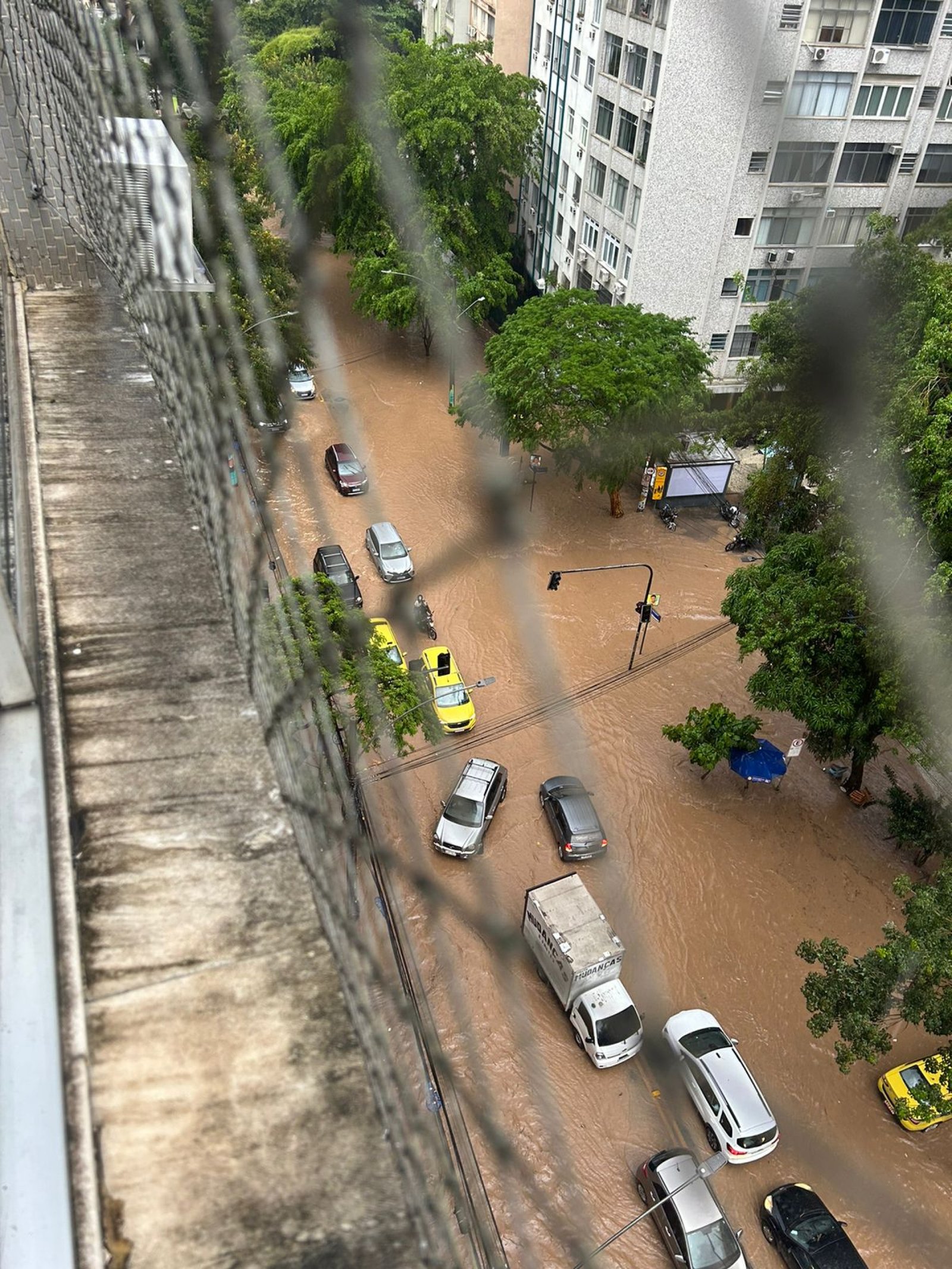 Chuva forte impacta bairros do Rio e Baixada Fluminense - Vídeos