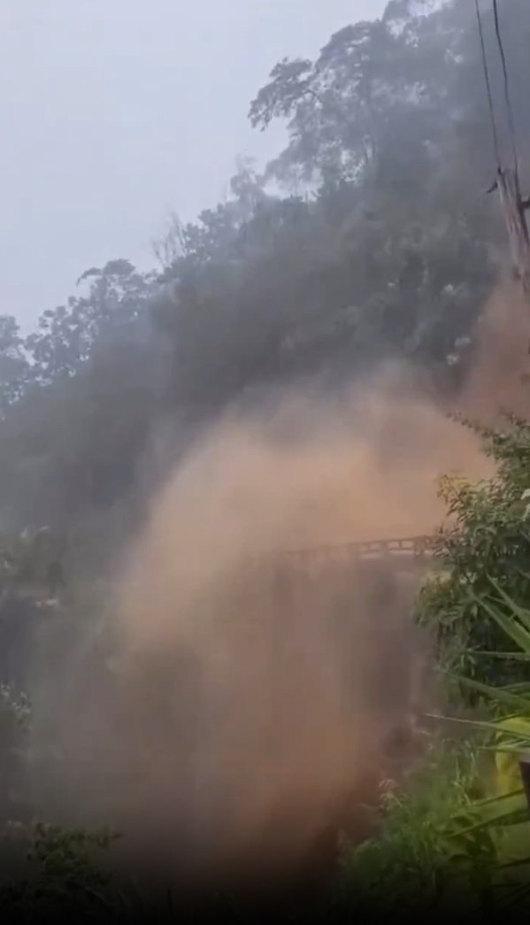 Chuvas fortes causam alagamentos e interdição em Nova Friburgo - Vídeo