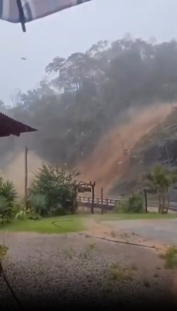 Chuvas fortes causam alagamentos e interdição em Nova Friburgo - Vídeo