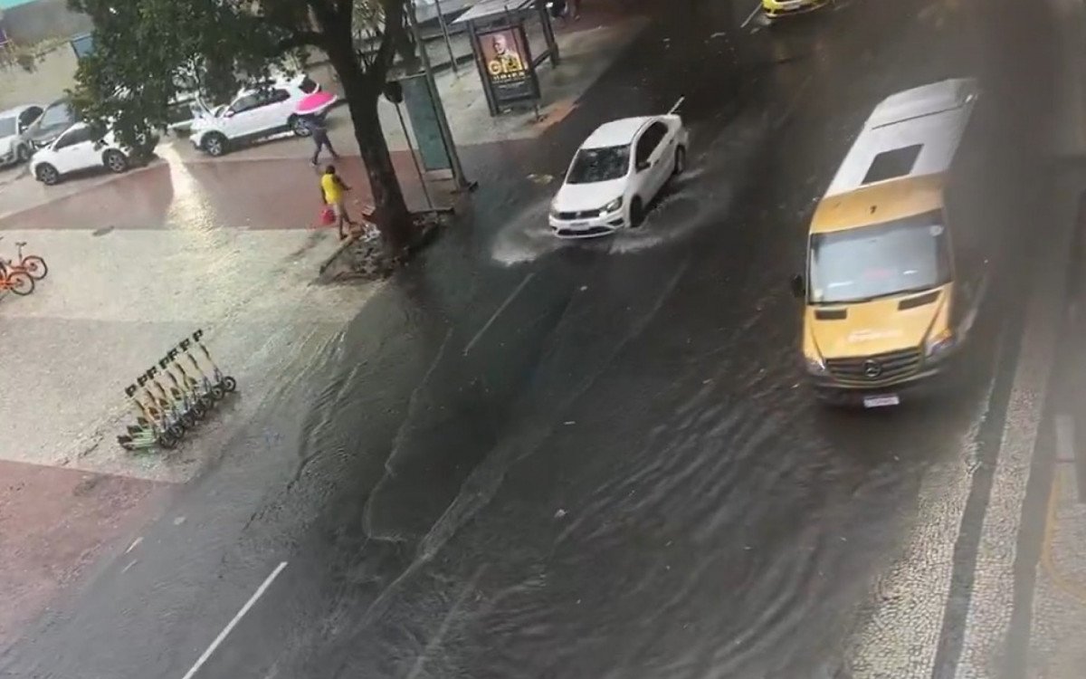 Chuvas intensas no Rio causam alagamentos e acidentes