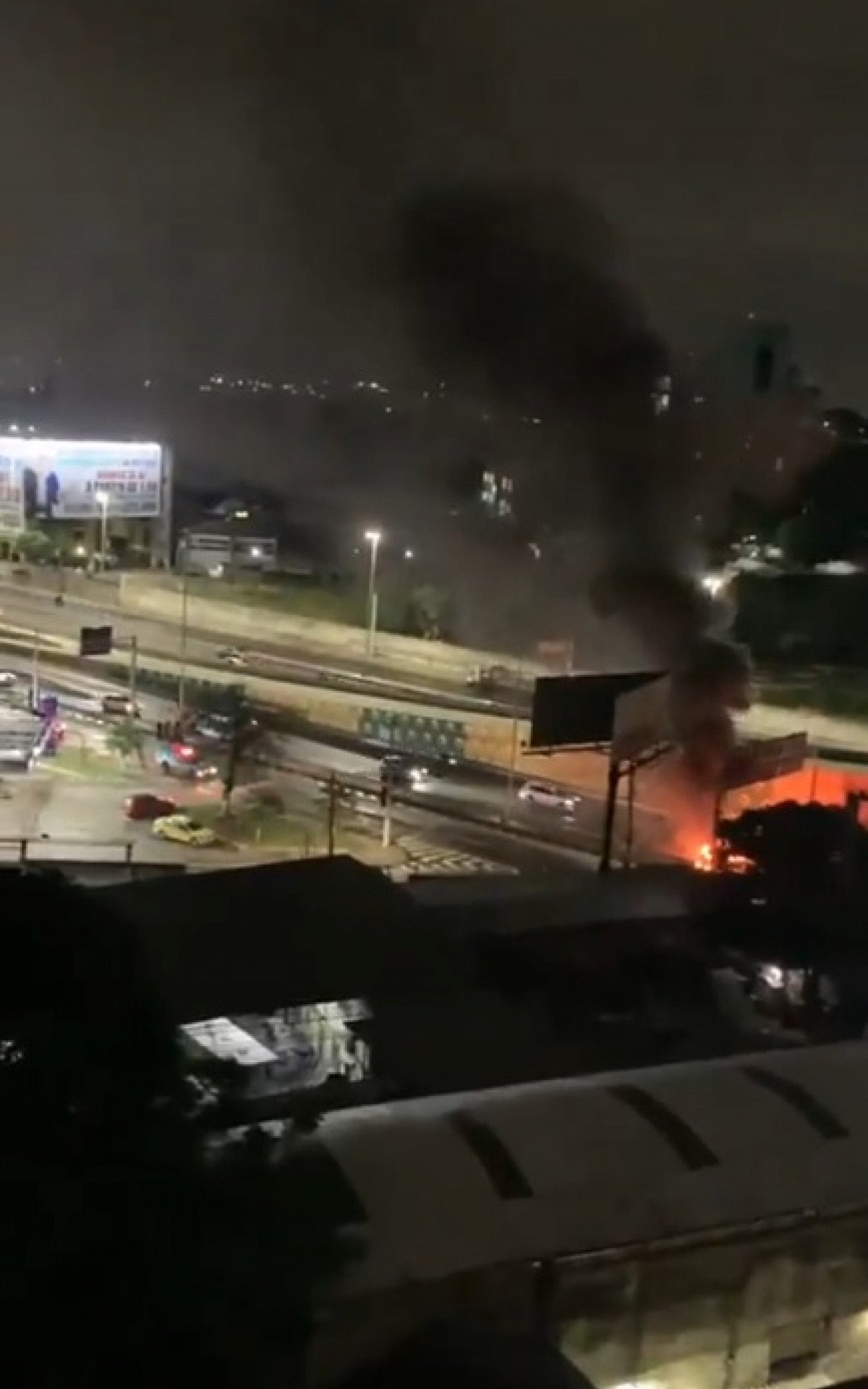 Confronto na Avenida Brasil deixa policial baleado e veículo incendiado - Vídeo