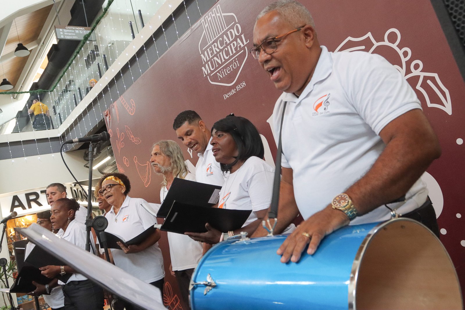 Coral Vozes da CLIN se apresenta na programação natalina do Mercado Municipal de Niterói