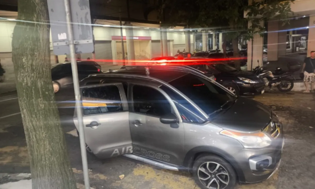 Crianças ficam horas em carro trancado pela mãe