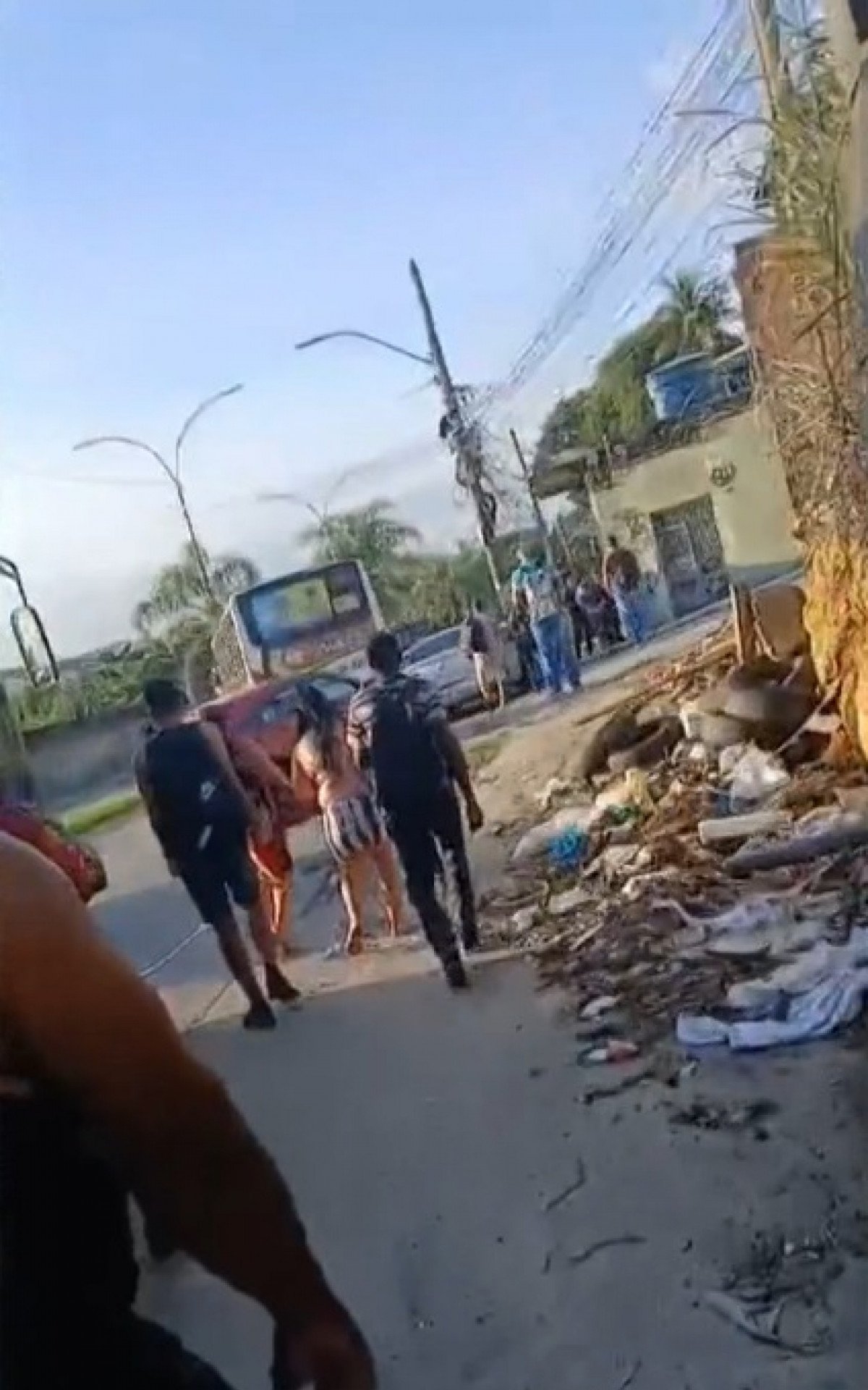 Criminosos sequestram ônibus em Duque de Caxias durante operação policial