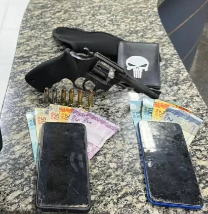 Dois homens são presos por porte ilegal de arma em Araruama