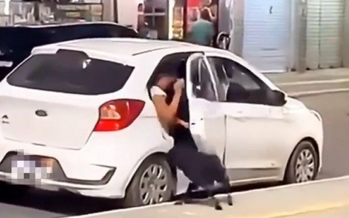 Duas mulheres abandonam cachorro em praça de Queimados - Vídeo