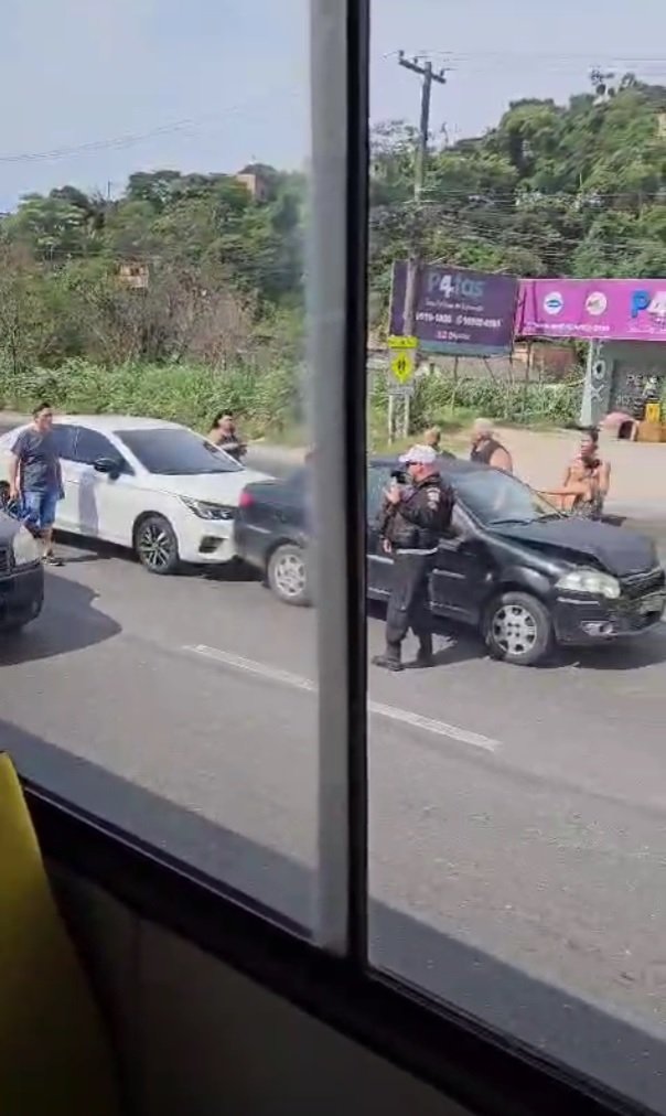 Engavetamento causa lentidão na Rodovia Amaral Peixoto em São Gonçalo - Vídeo