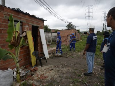 Estruturas irregulares em áreas de risco são demolidas no Rio