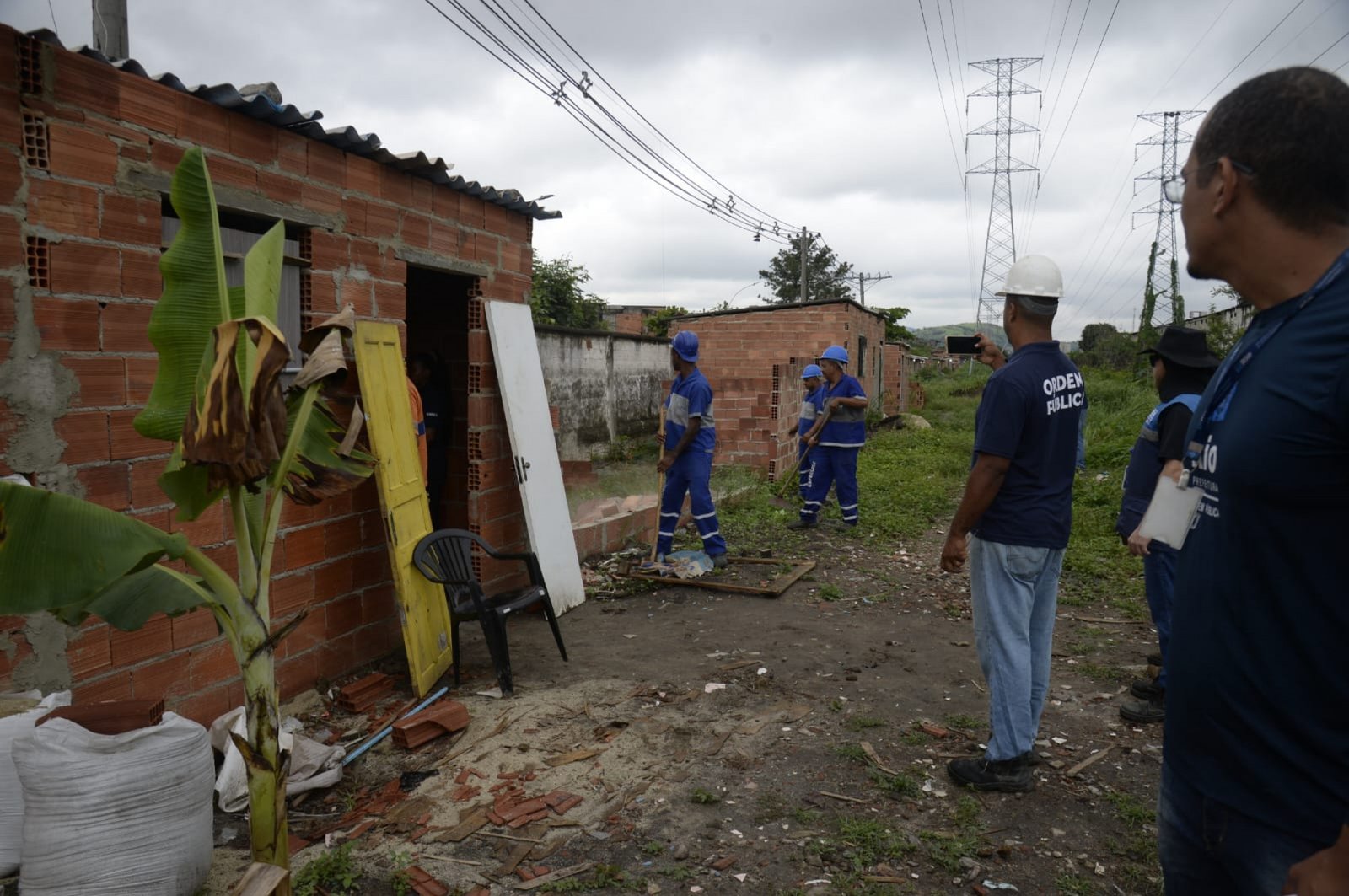 Estruturas irregulares em áreas de risco são demolidas no Rio