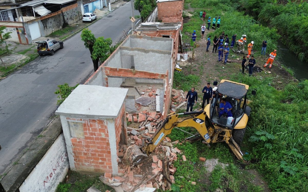 Estruturas irregulares em áreas de risco são demolidas no Rio