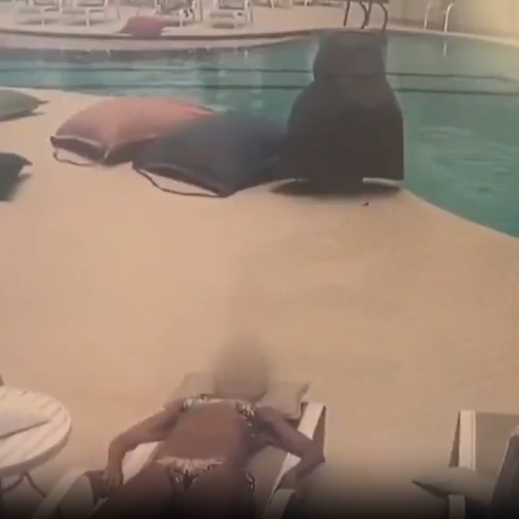 Flagrado momento em que mulher leva tiro ao tomar sol em piscina - Vídeo