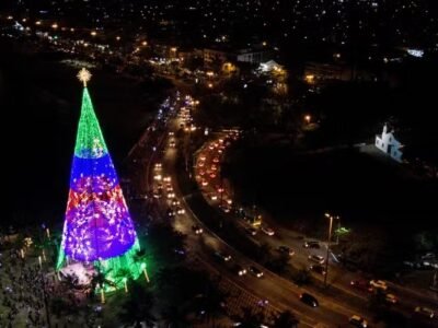 Fortes ventos levam Defesa Civil de Niterói a desmontar arvore de natal