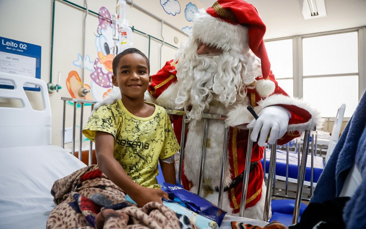 Papai Noel no Hospital Miguel Couto encanta crianças e famílias