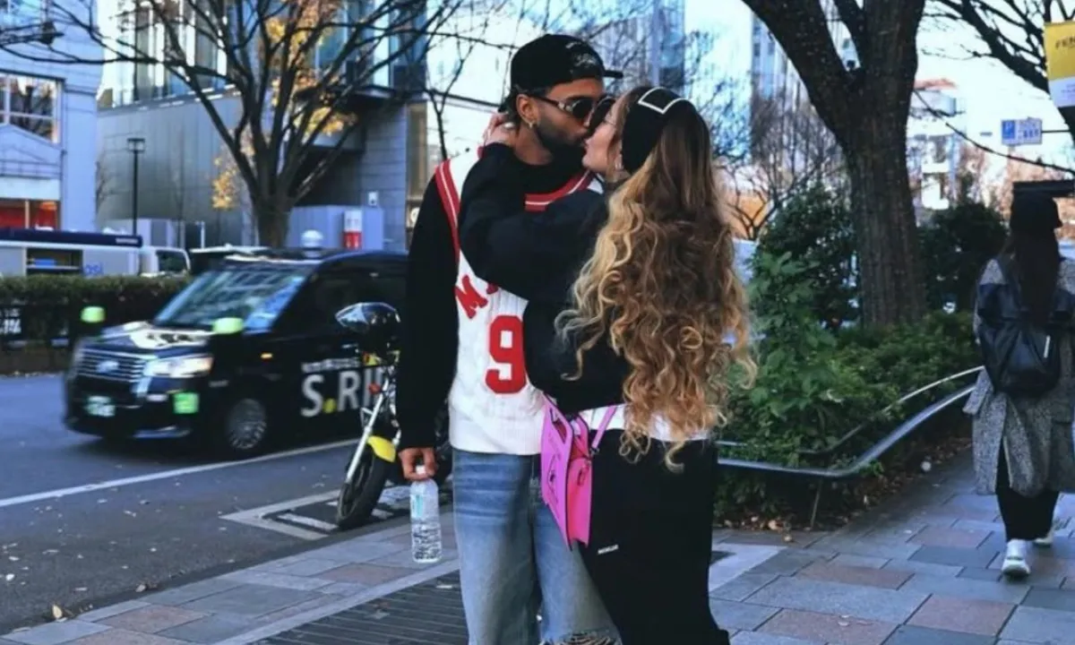 Gabigol e Rafaella são vistos aos beijos durante viagem