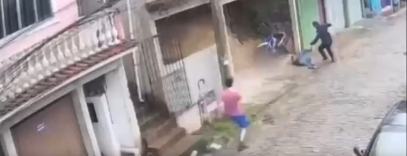 Homem ataca e esfaqueia ex-namorada em Petrópolis - Vídeo