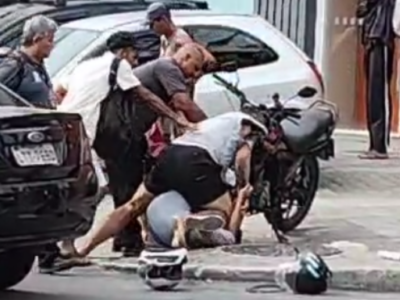 Homem tem casa destruída por motoboys após confusão sobre valor de corrida - Vídeos