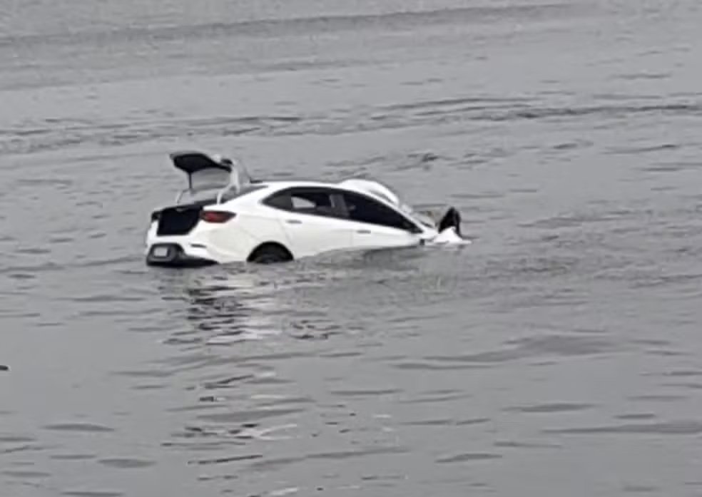 Inacreditável; Carro é visto boiando na Baía de Guanabara - Vídeo