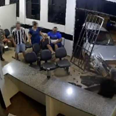 Irmãos invadem delegacia com carro em Goiás e acabam presos - Vídeo