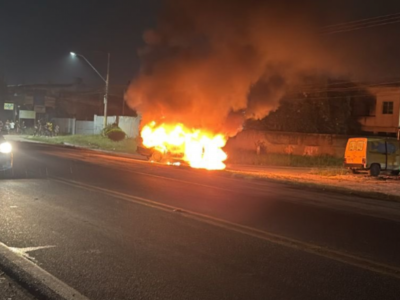 Moradores de Nova Iguaçu ateiam fogo em carro da Águas do Rio em protesto