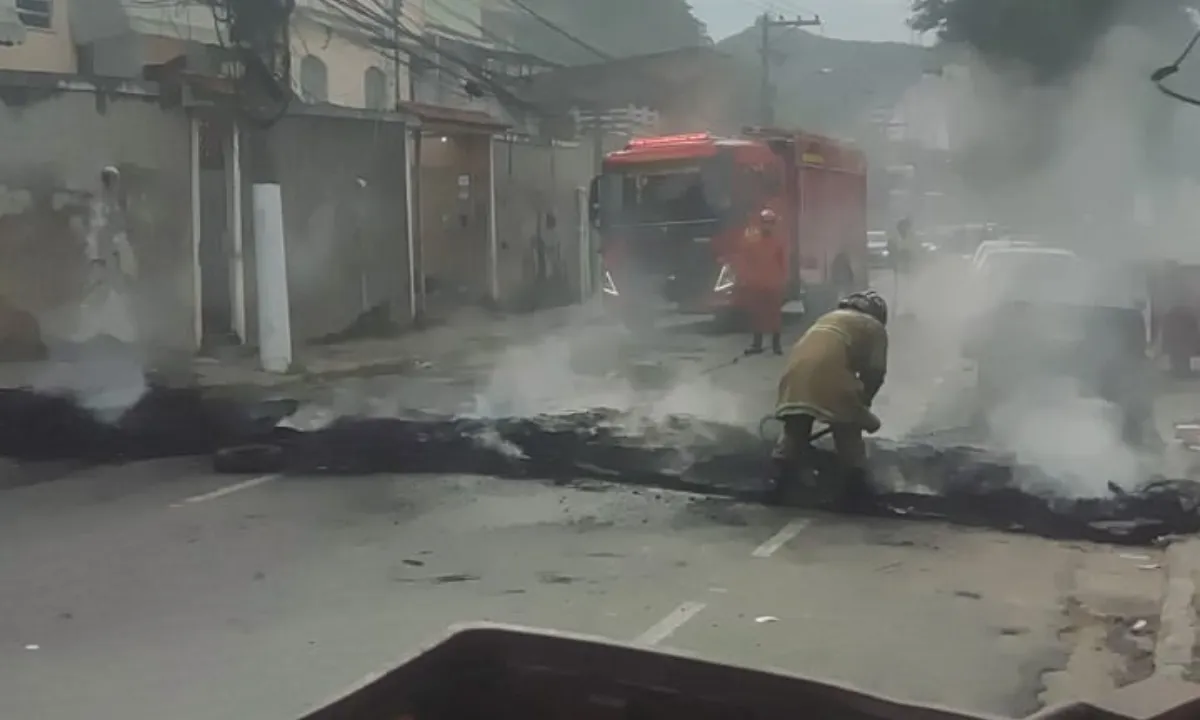 Moradores protestam contra falta de energia em Niterói - Vídeo