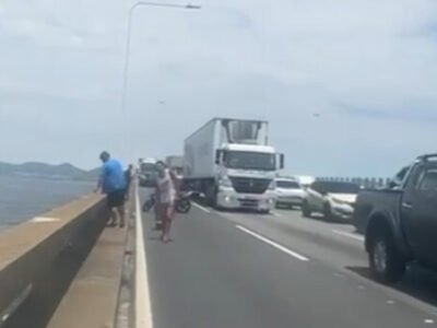 Motociclista cai da Ponte Rio-Niterói após colisão - Vídeo