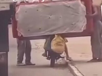 Motociclista tenta transportar sofá na garupa - Vídeo