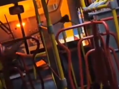 Motorista de ônibus usa vassoura para abrir e fechar porta com defeito - Vídeo