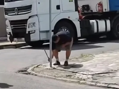 Motorista tenta arrancar placa em Niterói - Vídeo