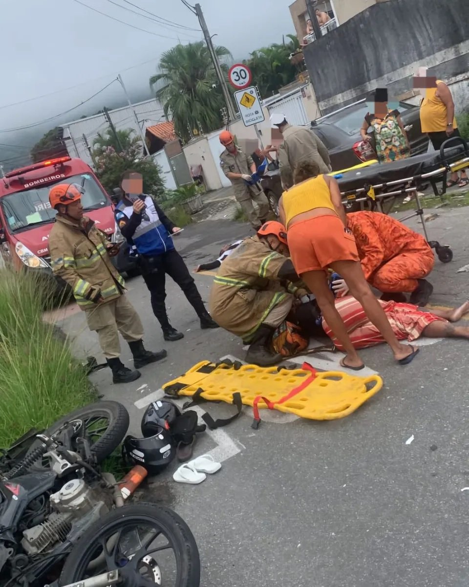 Niterói: Acidente entre carro e moto deixa feridos em Piratininga