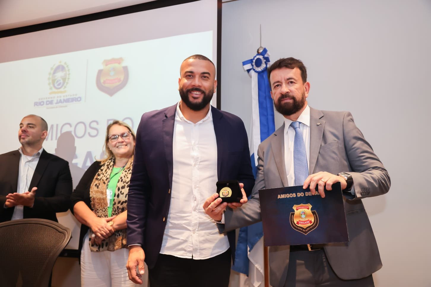 Niterói: Octávio Ribeiro recebe medalha "Amigos do Degase"