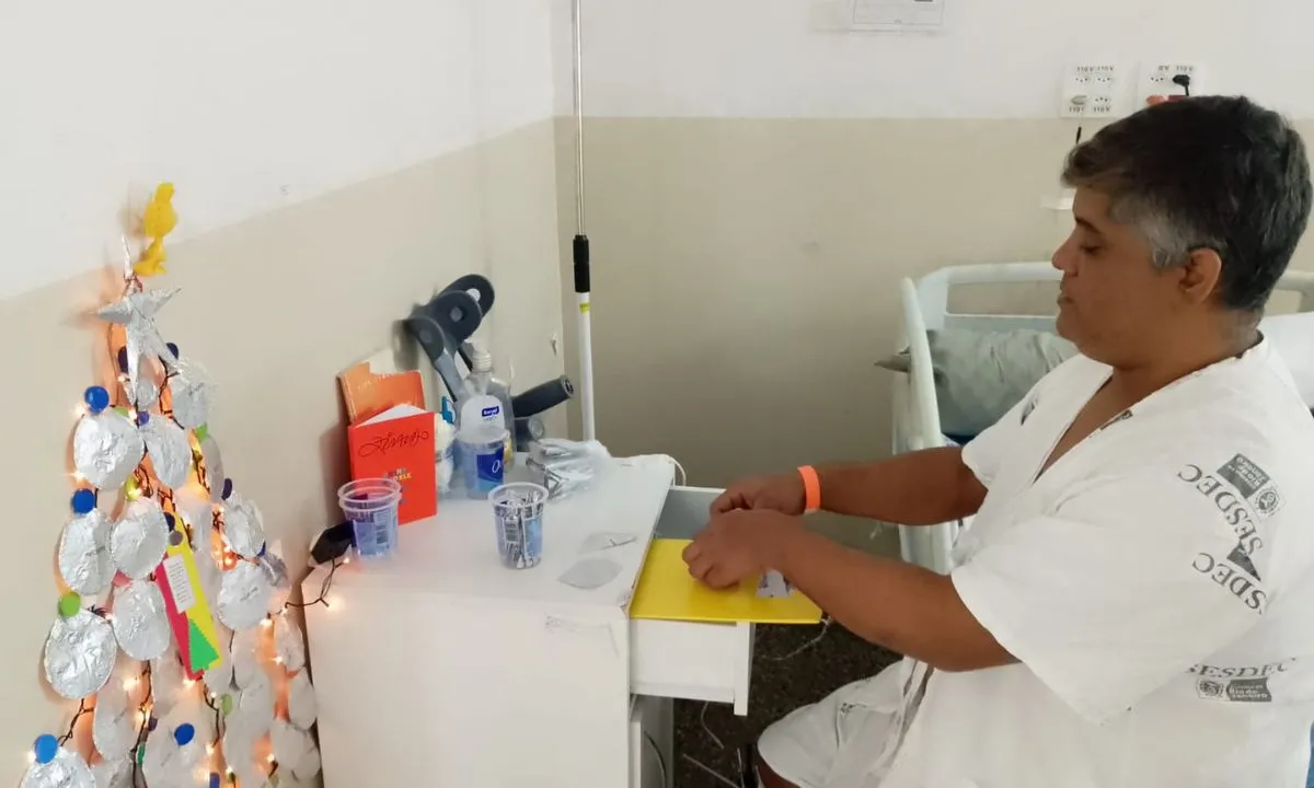 Fé e sustentabilidade: no hospital Azevedo Lima, o paciente Willian Barbosa usa objetos descartáveis para fazer arte de Natal na enfermaria por meio de reciclagem  | Divulgação