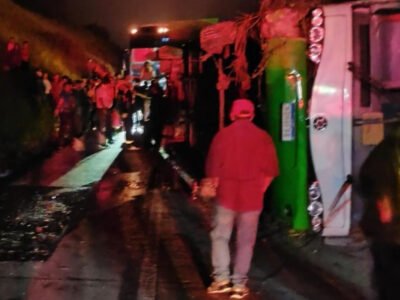 Ônibus tomba e deixa pelo menos 20 pessoas feridas em Minas Gerais