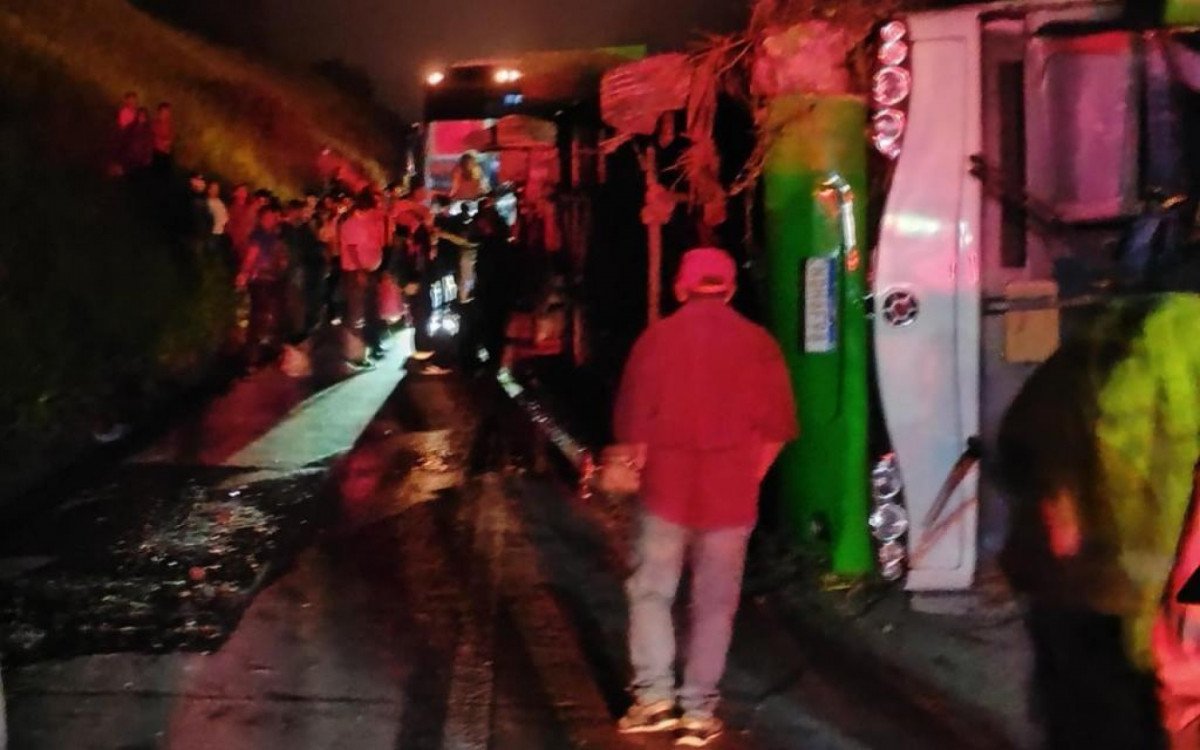 Ônibus tomba e deixa pelo menos 20 pessoas feridas em Minas Gerais