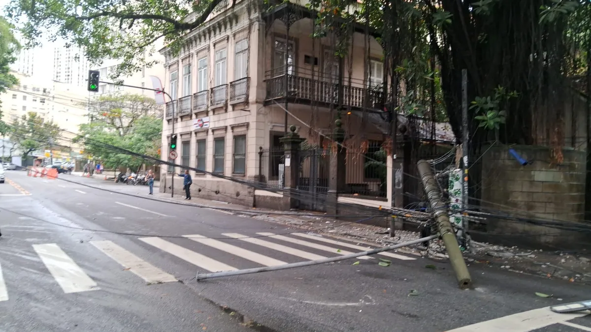 PERIGO: Poste cai e interdita via na Zona Sul do Rio