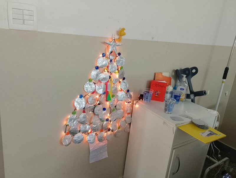 Paciente internado em hospital de Niterói faz decoração de Natal na enfermaria através de reciclagem