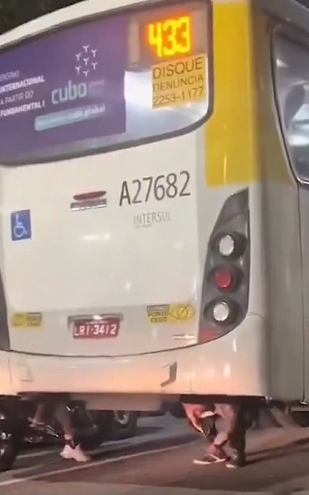 Passageiro é flagrado viajando embaixo de ônibus - Vídeo