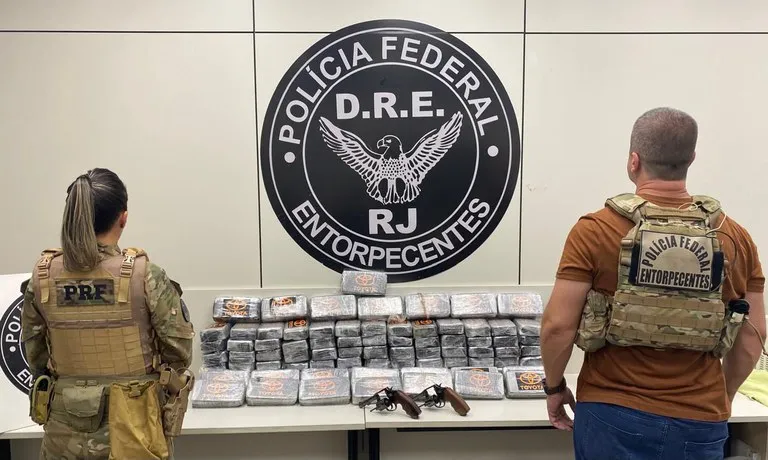 Polícia Federal e PRF prende dois homens com 105 kg de cocaína