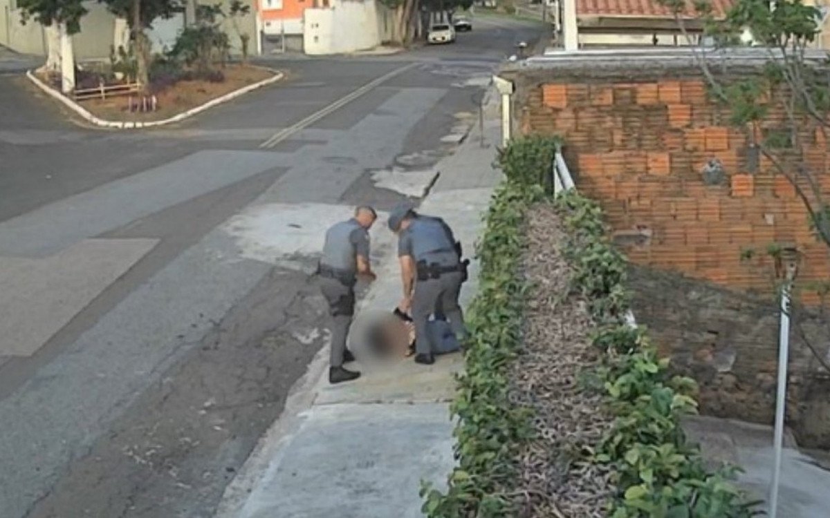 Policial agride dona de casa durante abordagem em São Paulo - Vídeo