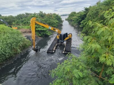 Prefeitura intensifica Limpa Rio no Rio Brandoas em São Gonçalo