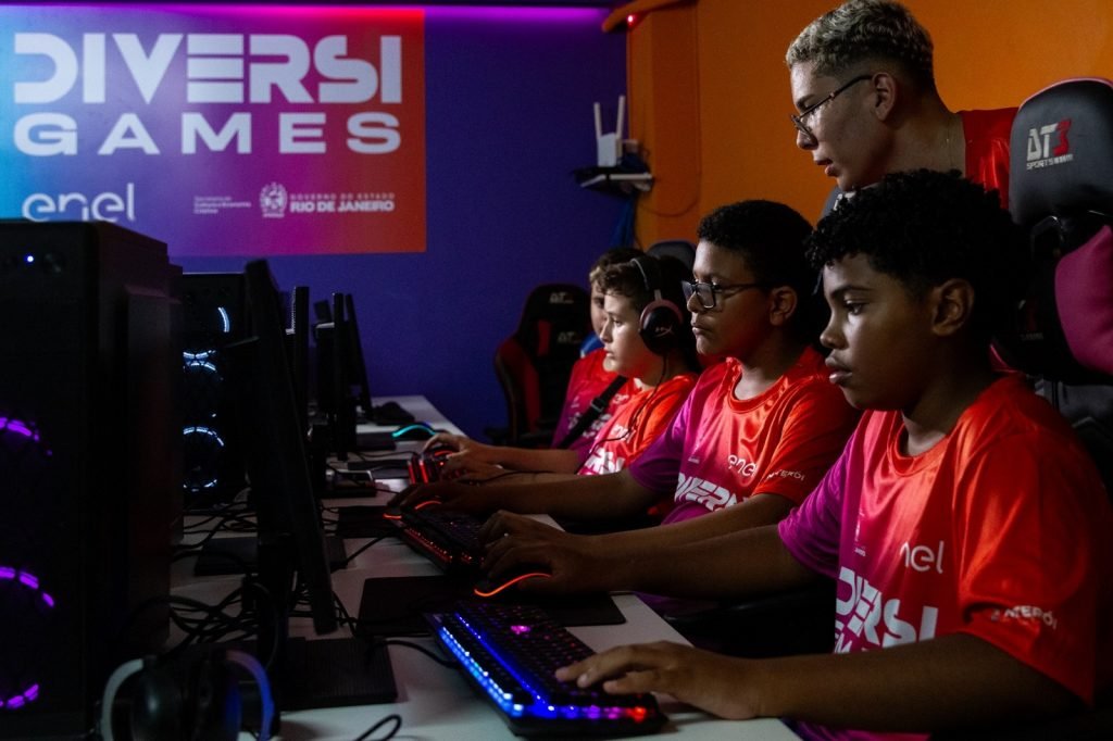 Primeira turma do projeto DiversiGames celebra formatura em Niterói