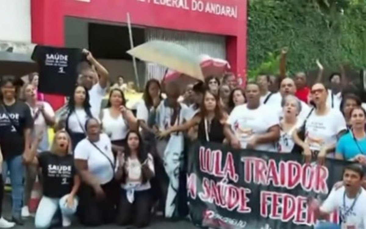 Protesto marca a transferência de gestão de hospitais federais para o município do Rio