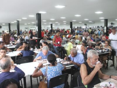 Restaurante do Povo em São Gonçalo encerra ano com almoço especial