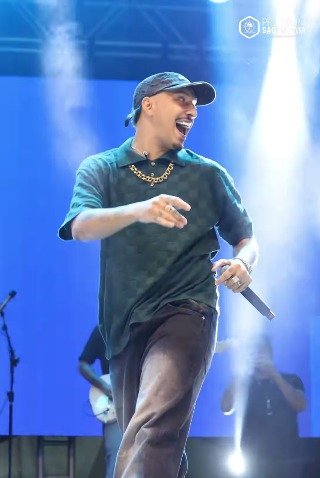 Rapper Delacruz anima moradores e turistas de Saquarema em show; cidade começou a festejar a chegada de 2025 neste final de semana | Reprodução/Prefeitura de Saquarema